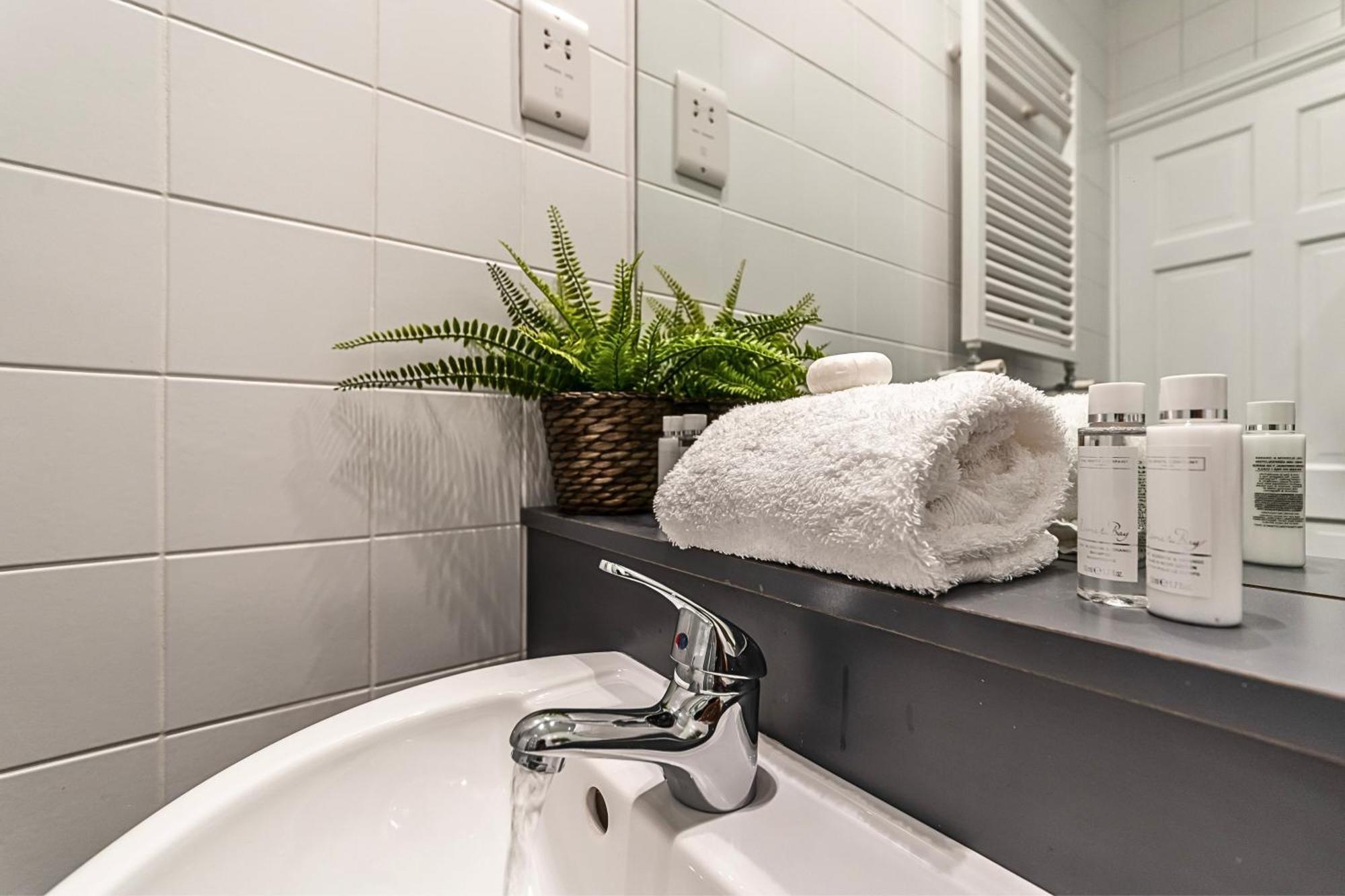 The Secret Kensington Garden Mews-2 Bedroom Full House-2 Train Lines- Spacious-Kings Road- Harrods -Chelsea Stadium-Private Small Patio ลอนดอน ภายนอก รูปภาพ