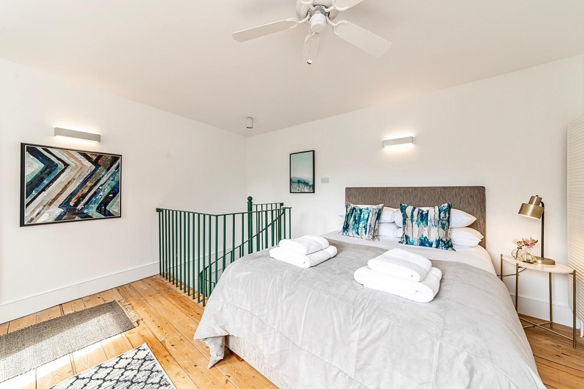 The Secret Kensington Garden Mews-2 Bedroom Full House-2 Train Lines- Spacious-Kings Road- Harrods -Chelsea Stadium-Private Small Patio ลอนดอน ภายนอก รูปภาพ