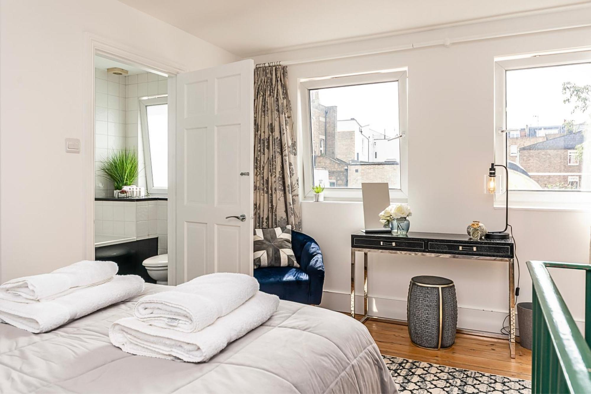 The Secret Kensington Garden Mews-2 Bedroom Full House-2 Train Lines- Spacious-Kings Road- Harrods -Chelsea Stadium-Private Small Patio ลอนดอน ภายนอก รูปภาพ
