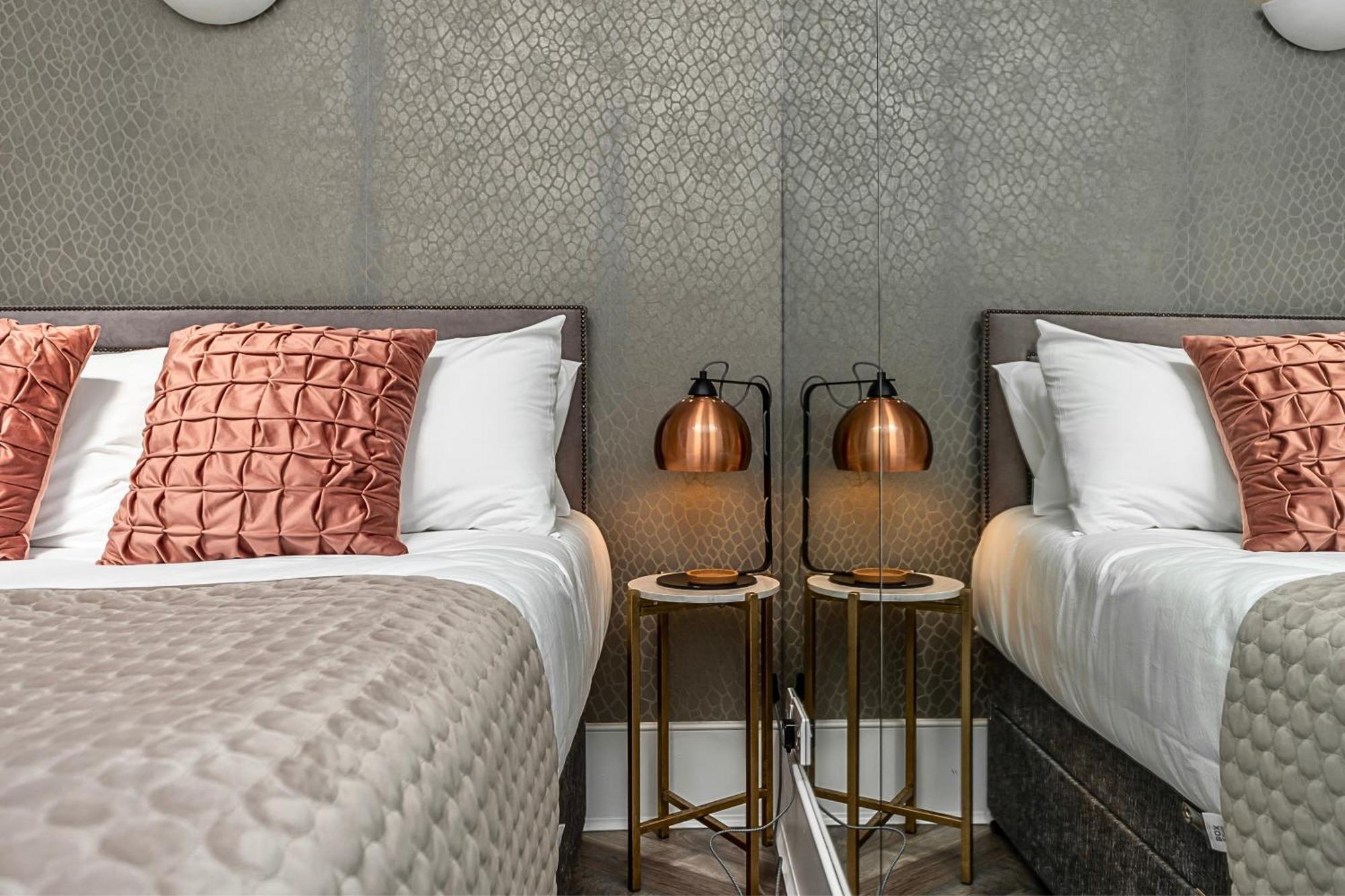 The Secret Kensington Garden Mews-2 Bedroom Full House-2 Train Lines- Spacious-Kings Road- Harrods -Chelsea Stadium-Private Small Patio ลอนดอน ภายนอก รูปภาพ