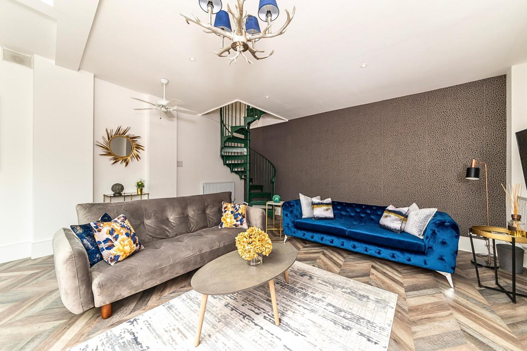 The Secret Kensington Garden Mews-2 Bedroom Full House-2 Train Lines- Spacious-Kings Road- Harrods -Chelsea Stadium-Private Small Patio ลอนดอน ภายนอก รูปภาพ