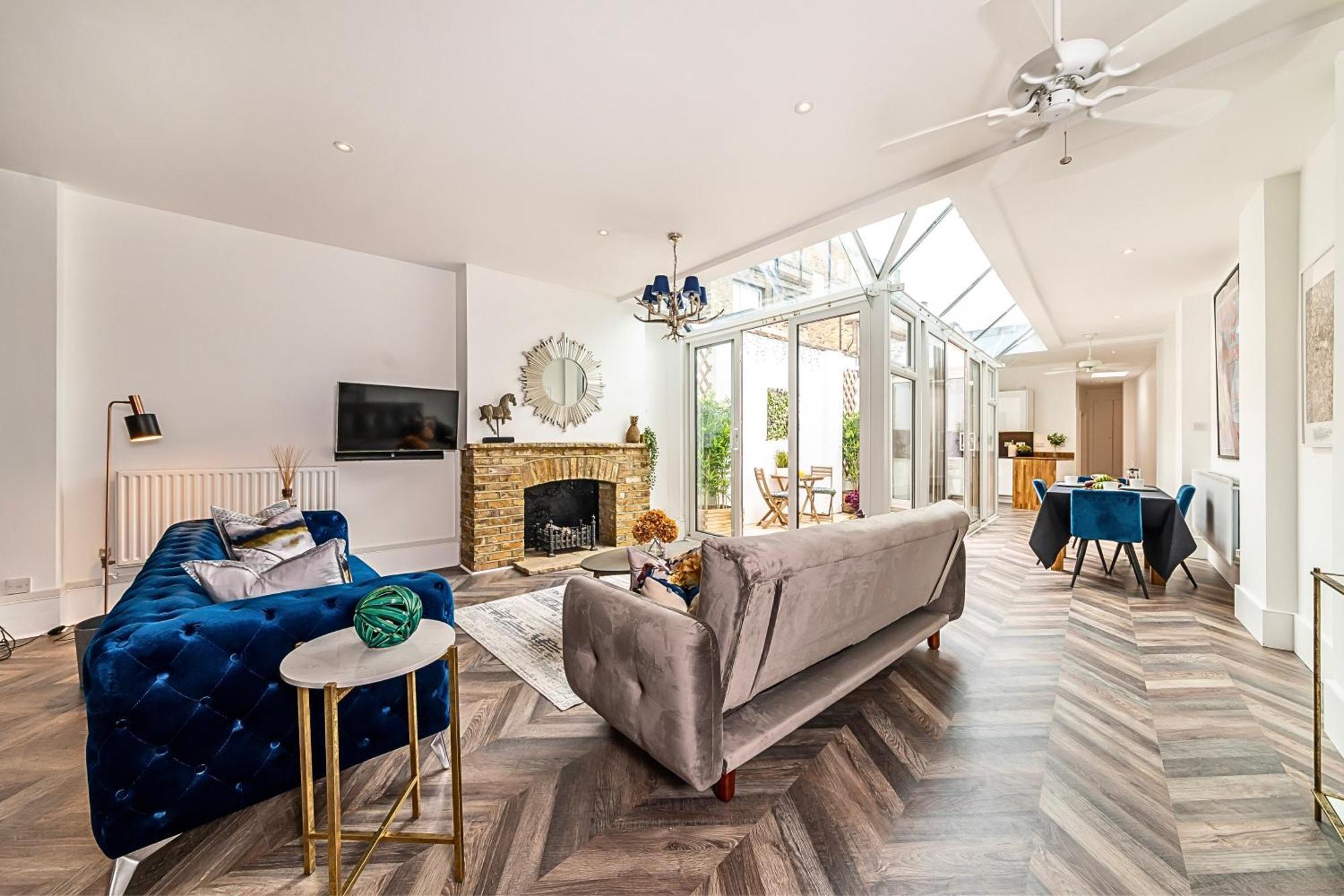 The Secret Kensington Garden Mews-2 Bedroom Full House-2 Train Lines- Spacious-Kings Road- Harrods -Chelsea Stadium-Private Small Patio ลอนดอน ภายนอก รูปภาพ