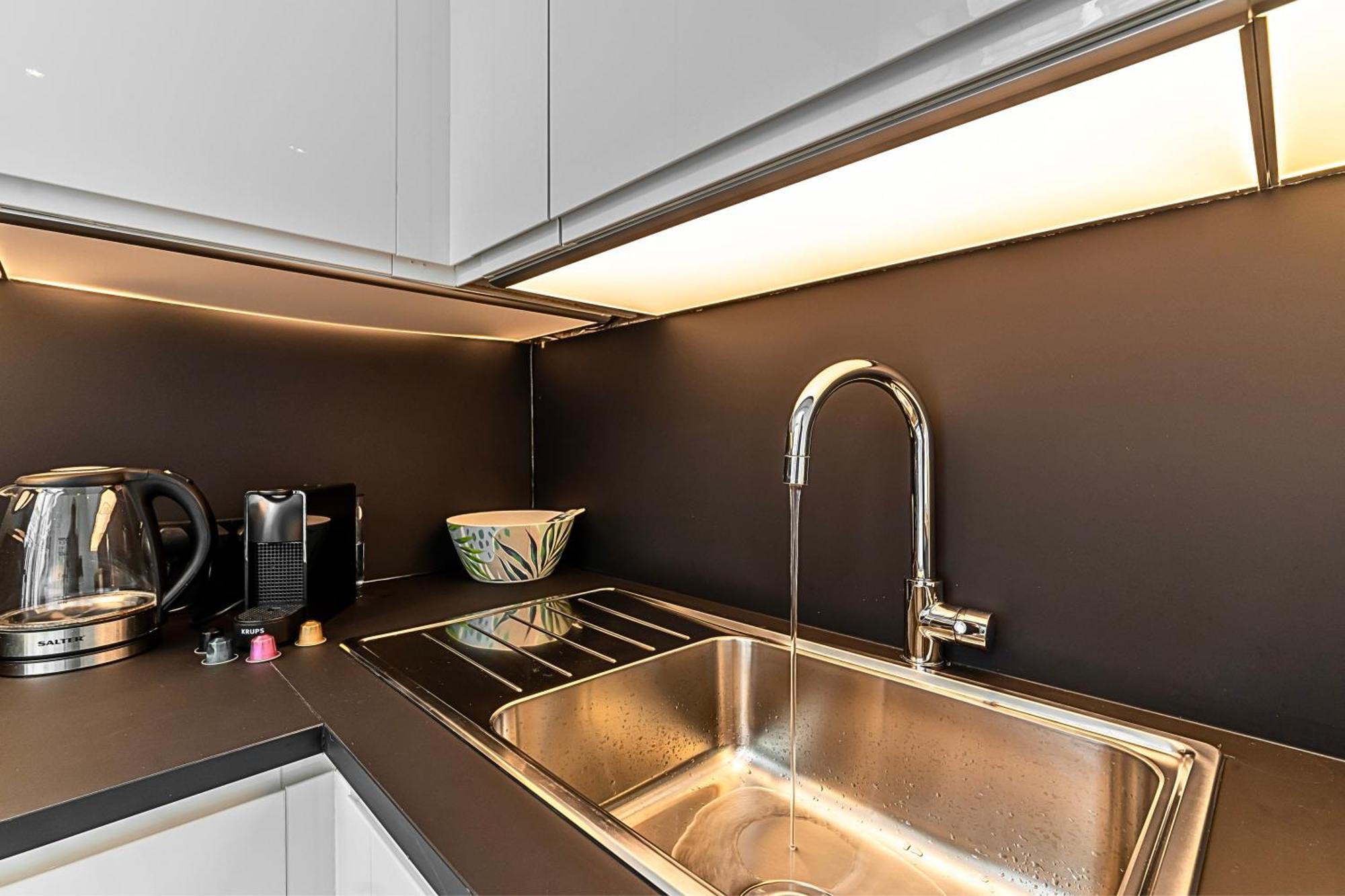 The Secret Kensington Garden Mews-2 Bedroom Full House-2 Train Lines- Spacious-Kings Road- Harrods -Chelsea Stadium-Private Small Patio ลอนดอน ภายนอก รูปภาพ