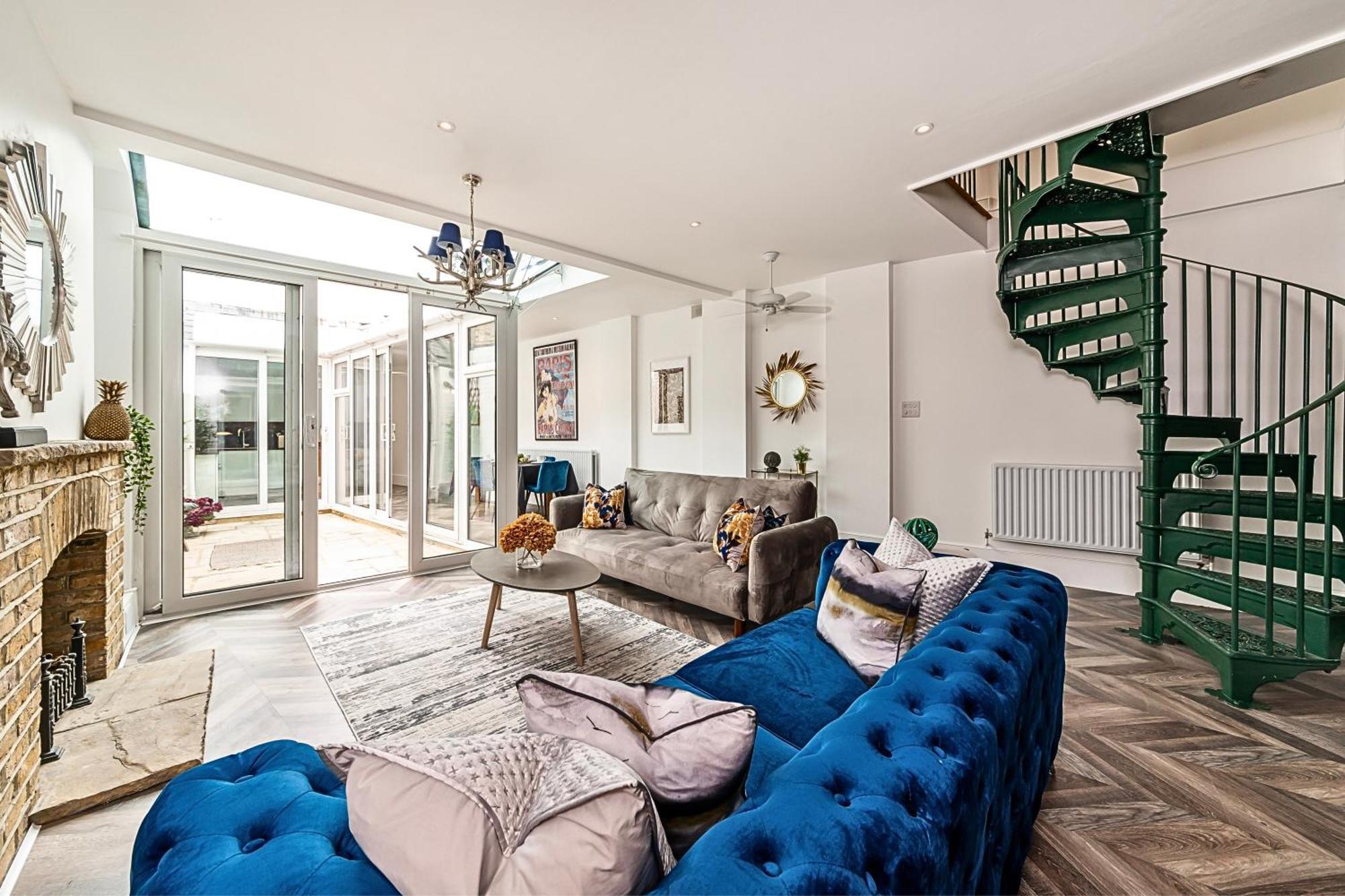The Secret Kensington Garden Mews-2 Bedroom Full House-2 Train Lines- Spacious-Kings Road- Harrods -Chelsea Stadium-Private Small Patio ลอนดอน ภายนอก รูปภาพ