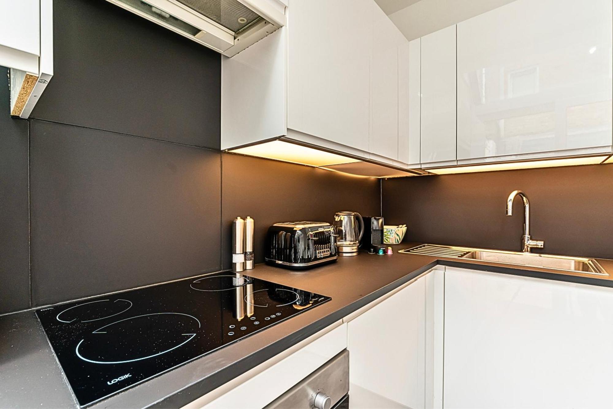 The Secret Kensington Garden Mews-2 Bedroom Full House-2 Train Lines- Spacious-Kings Road- Harrods -Chelsea Stadium-Private Small Patio ลอนดอน ภายนอก รูปภาพ
