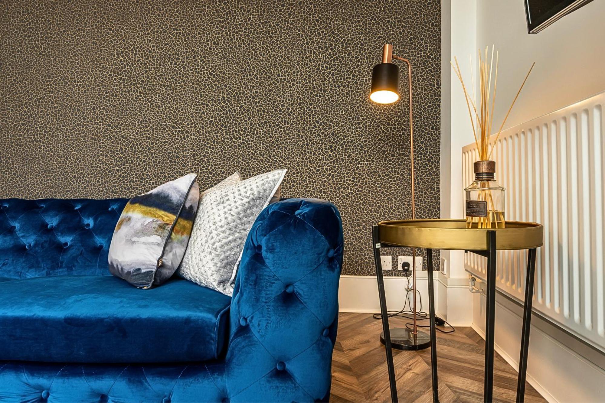 The Secret Kensington Garden Mews-2 Bedroom Full House-2 Train Lines- Spacious-Kings Road- Harrods -Chelsea Stadium-Private Small Patio ลอนดอน ภายนอก รูปภาพ