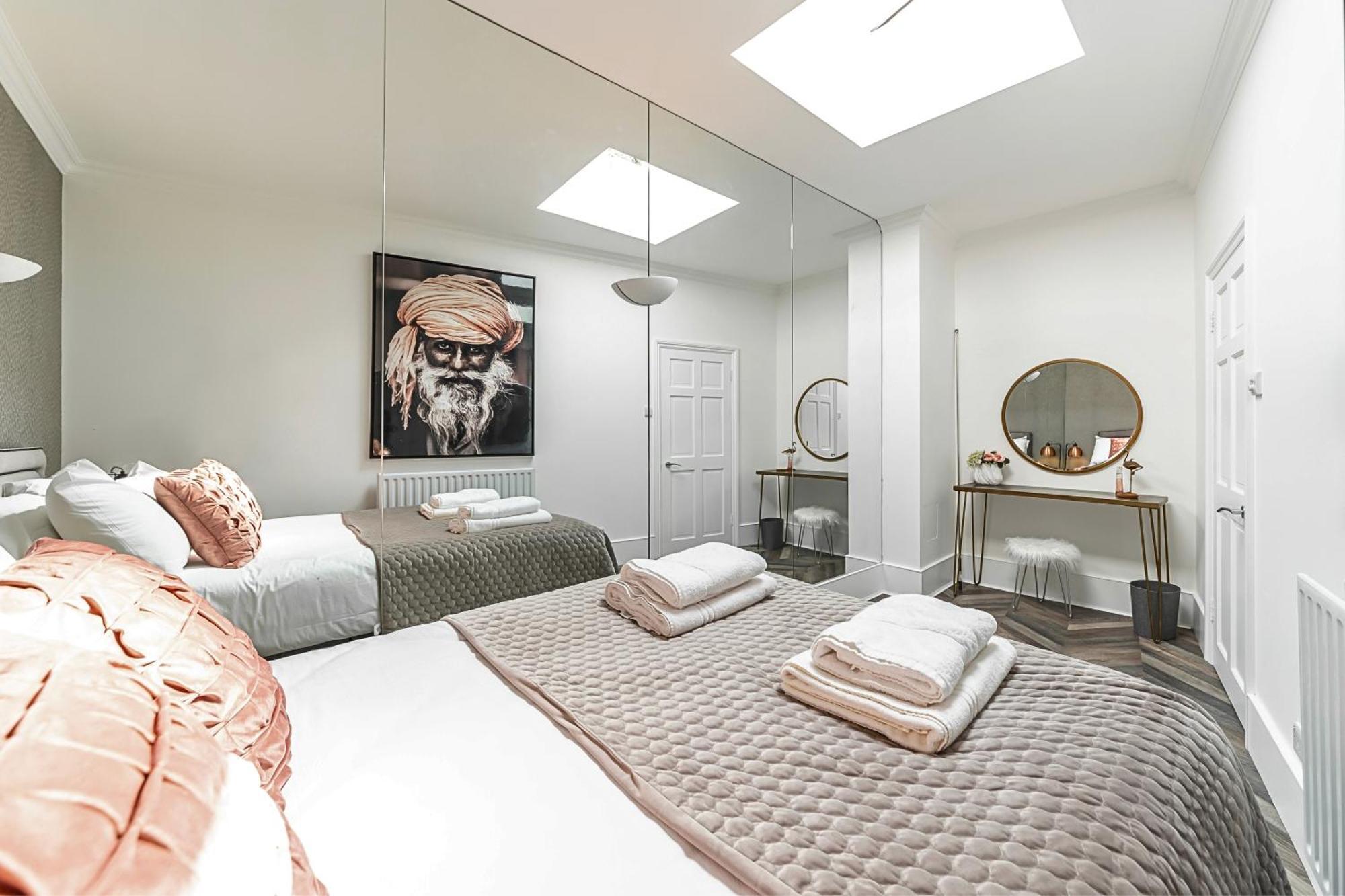 The Secret Kensington Garden Mews-2 Bedroom Full House-2 Train Lines- Spacious-Kings Road- Harrods -Chelsea Stadium-Private Small Patio ลอนดอน ภายนอก รูปภาพ