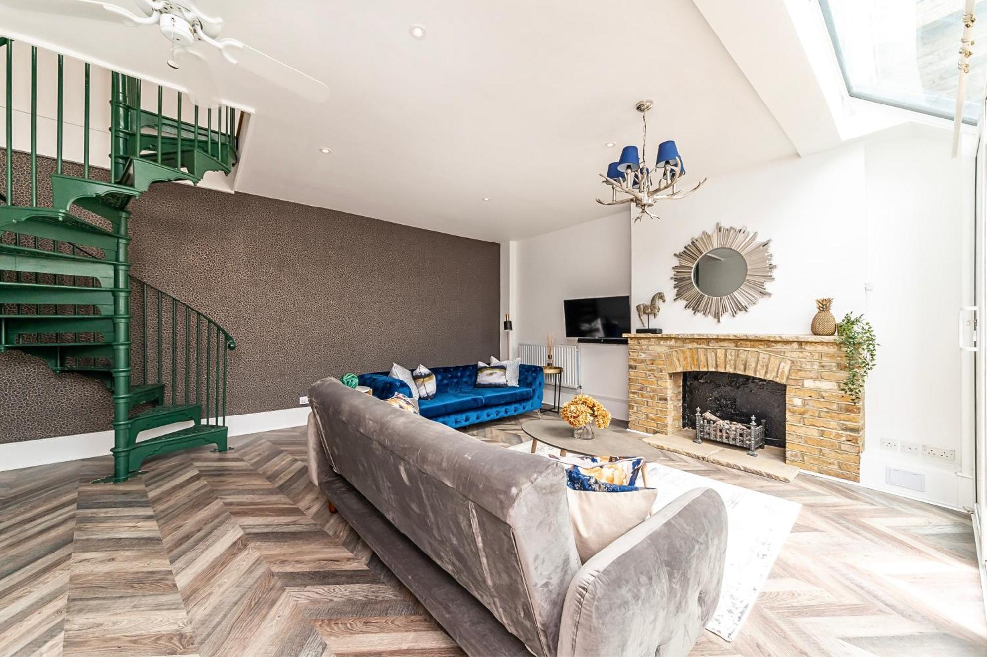 The Secret Kensington Garden Mews-2 Bedroom Full House-2 Train Lines- Spacious-Kings Road- Harrods -Chelsea Stadium-Private Small Patio ลอนดอน ภายนอก รูปภาพ