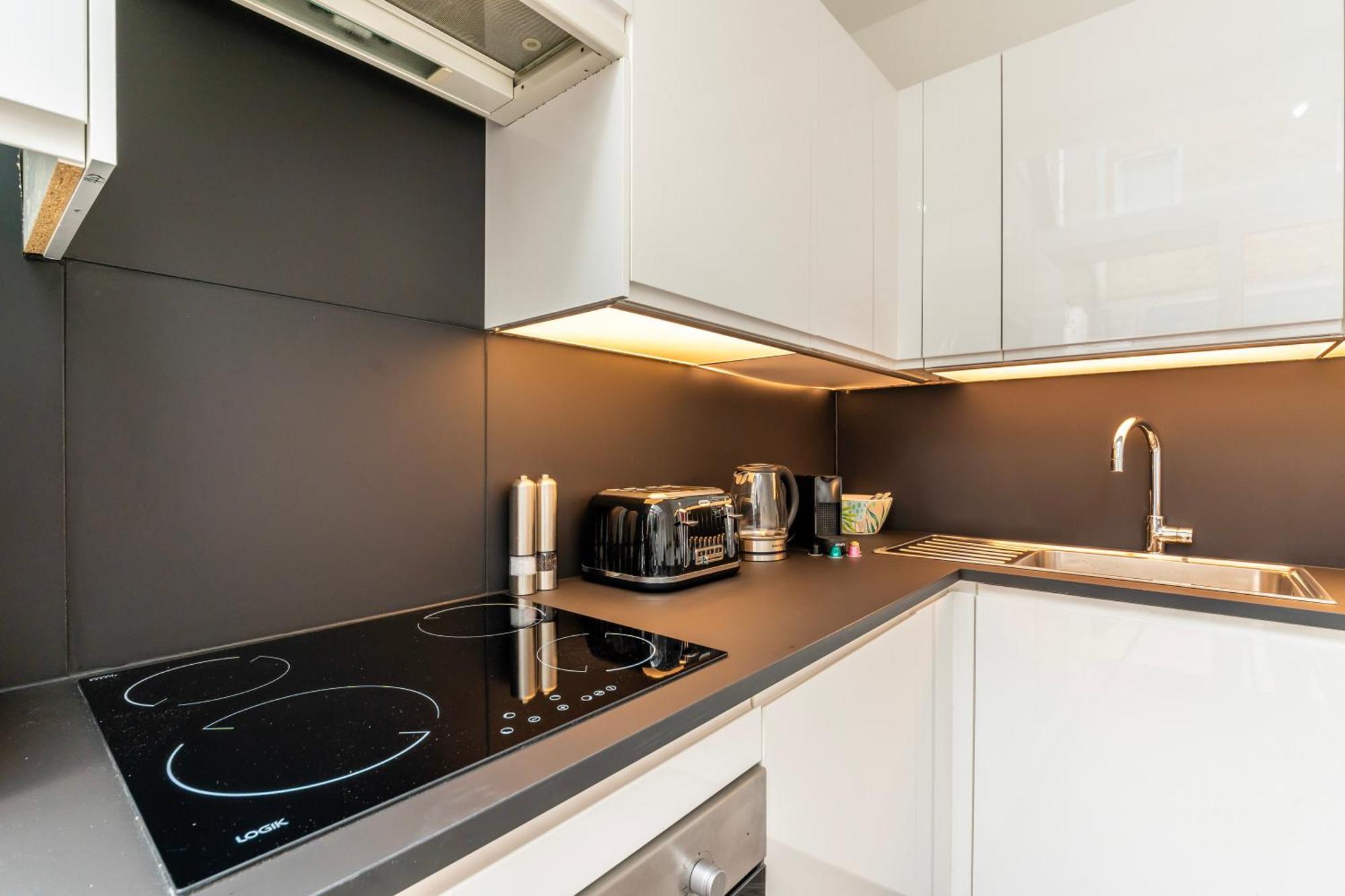The Secret Kensington Garden Mews-2 Bedroom Full House-2 Train Lines- Spacious-Kings Road- Harrods -Chelsea Stadium-Private Small Patio ลอนดอน ภายนอก รูปภาพ