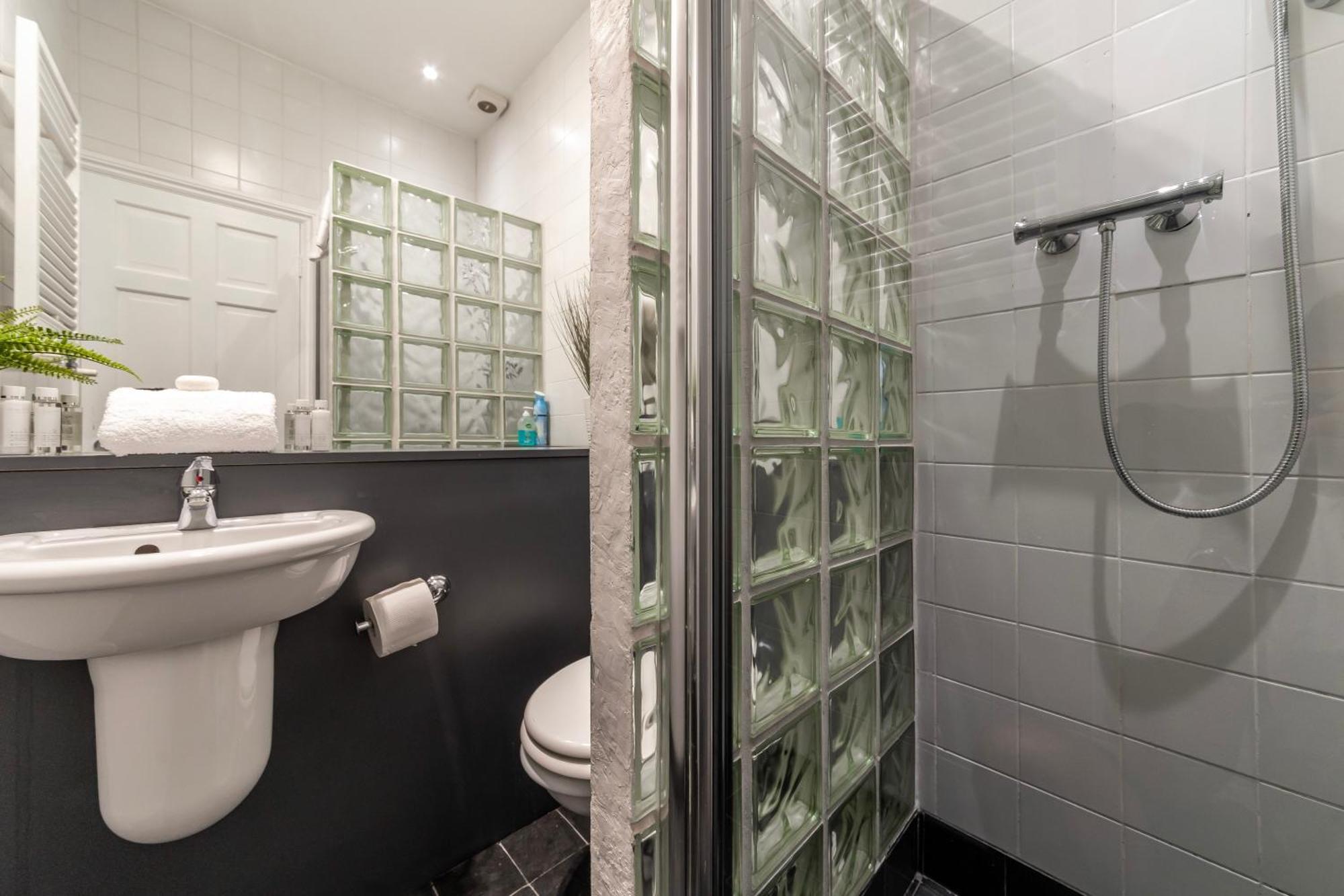 The Secret Kensington Garden Mews-2 Bedroom Full House-2 Train Lines- Spacious-Kings Road- Harrods -Chelsea Stadium-Private Small Patio ลอนดอน ภายนอก รูปภาพ