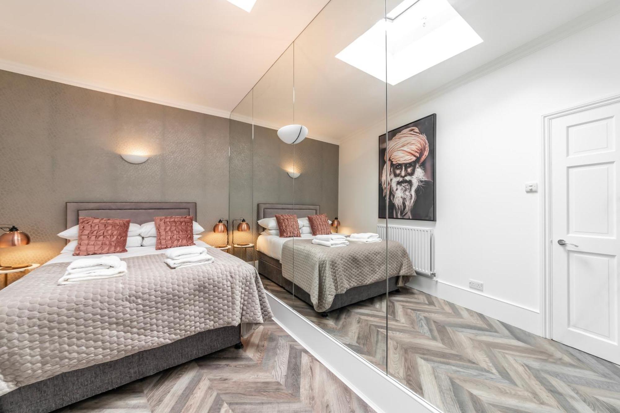 The Secret Kensington Garden Mews-2 Bedroom Full House-2 Train Lines- Spacious-Kings Road- Harrods -Chelsea Stadium-Private Small Patio ลอนดอน ภายนอก รูปภาพ